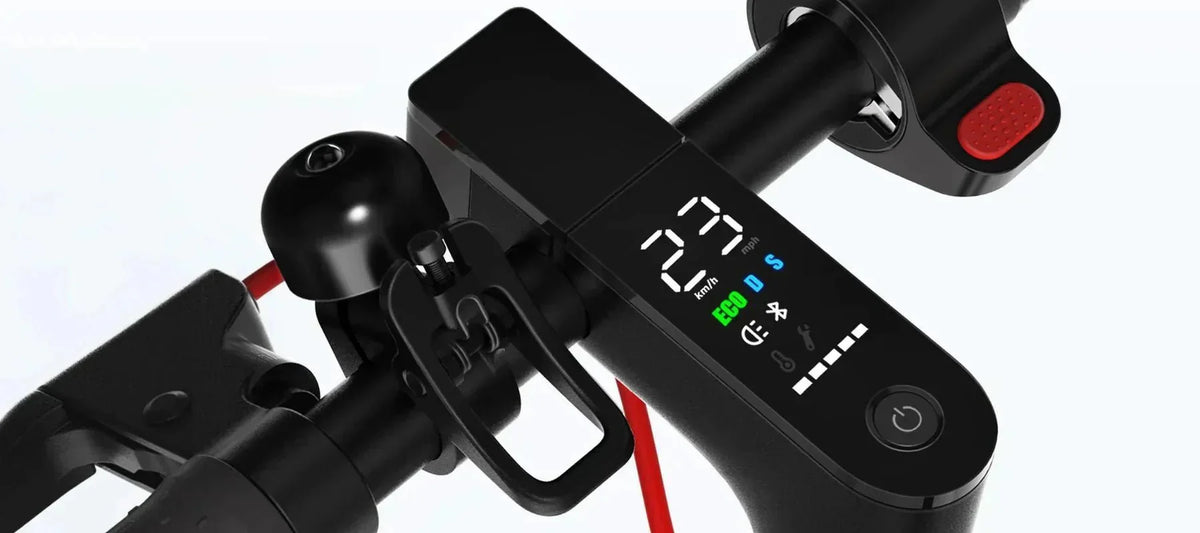Primo piano del display di un monopattino Xiaomi con velocità, modalità ECO e l’icona della chiave che segnala un errore