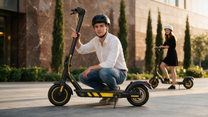 Uomo in sella al monopattino elettrico Wheely J04