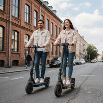 Persona alla guida del monopattino elettrico Wheely J04 in città