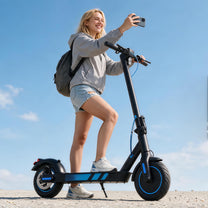 Donna alla guida del monopattino elettrico Wheely J04