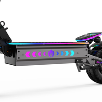 Pedana dell'APEFOX T90 ULTRA con le luci accese