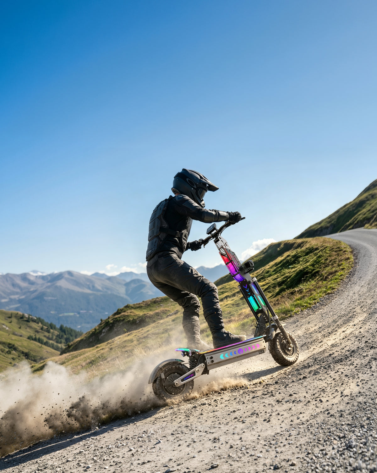 Pilota con il monopattino elettrico APEFOX T90 ULTRA in fuoristrada su un sentiero