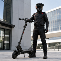 Uomo in piedi con il monopattino elettrico BOYUEDA G2 in città