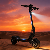 Monopattino elettrico BOYUEDA G6 con le luci accese al tramonto