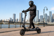 Uomo in piedi con il monopattino elettrico DUALTRON VICTOR LIMITED in città