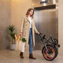 Donna in piedi con la bici elettrica pieghevole DYU SP1 in città