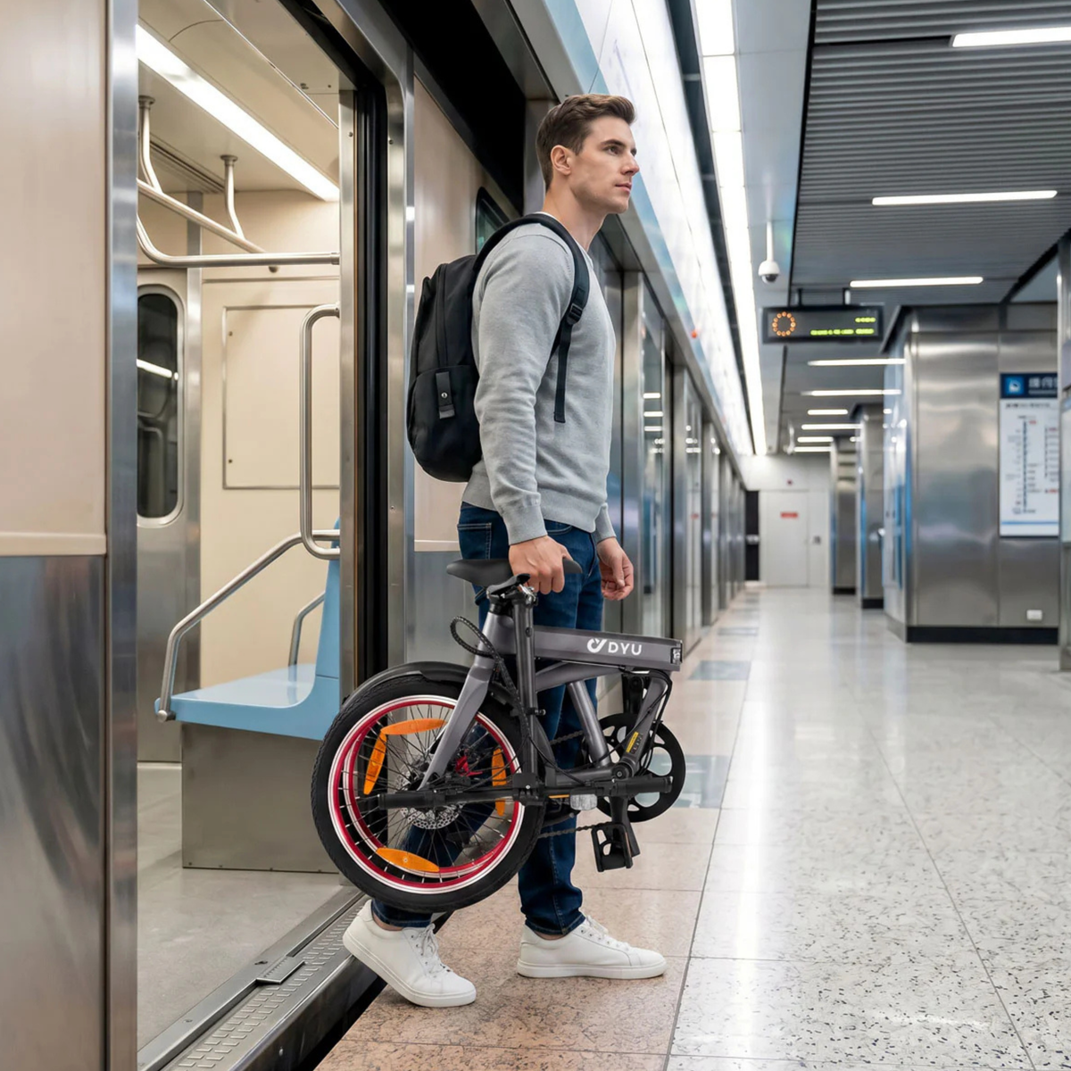 Uomo in piedi con la bici elettrica pieghevole DYU SP1 in città