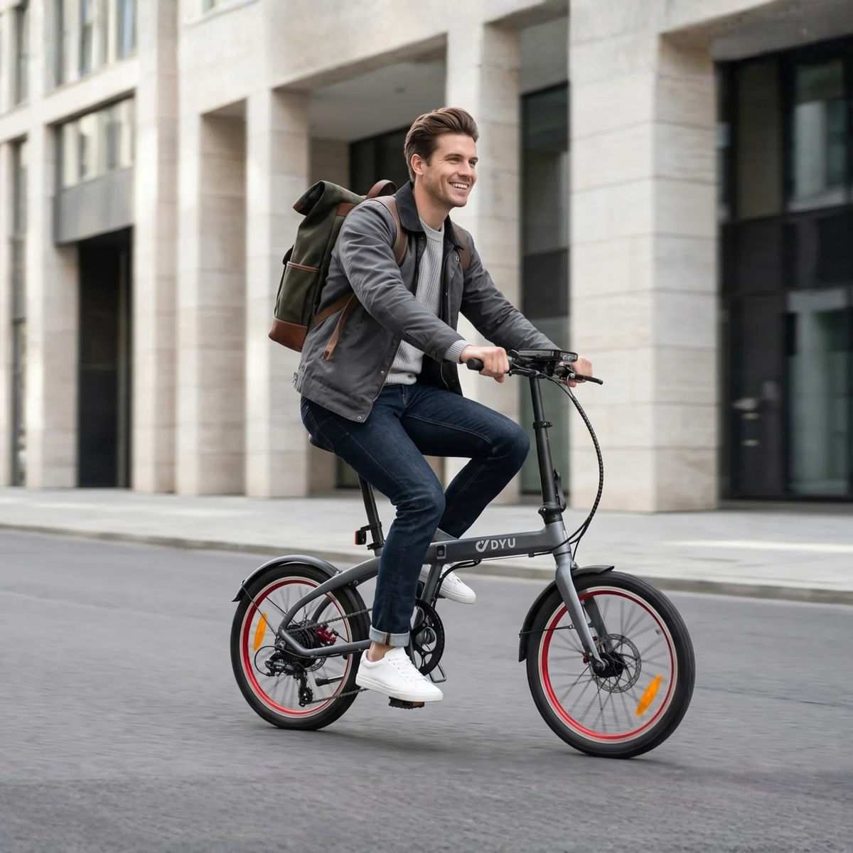 Uomo alla guida della bici elettrica pieghevole DYU SP1 in città