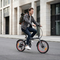Uomo alla guida della bici elettrica pieghevole DYU SP1 in città