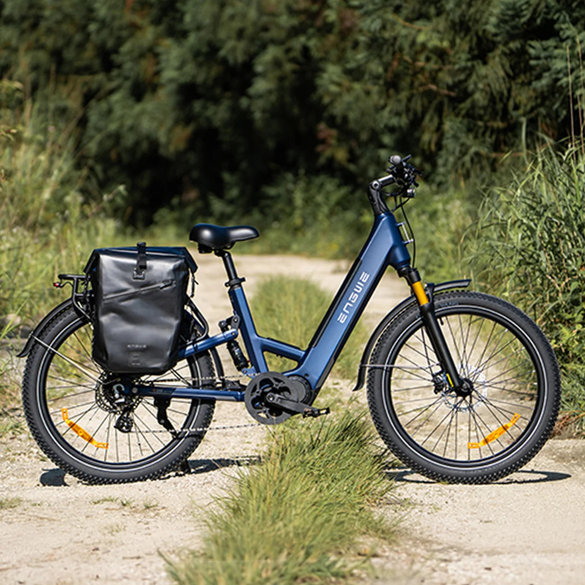 Fat bike elettrica ENGWE E26 3.0 PRO vista di lato su un vialetto