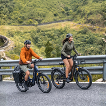 Due persone con la fat bike elettrica ENGWE E26 3.0 PRO su strada