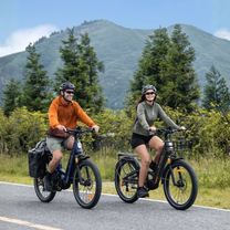 Due persone con la fat bike elettrica ENGWE E26 3.0 PRO su strada in montagna