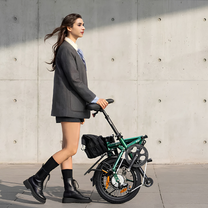 Donna in piedi con la bici elettrica pieghevole ENGWE ZIP