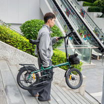 Uomo in piedi con la bici elettrica pieghevole ENGWE ZIP