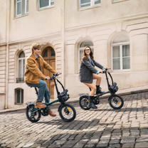 Due persone con la bici elettrica pieghevole ENGWE ZIP in città