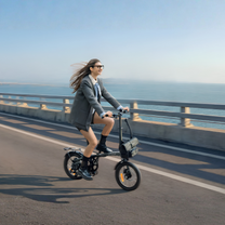 Donna alla guida della bici elettrica pieghevole ENGWE ZIP su strada