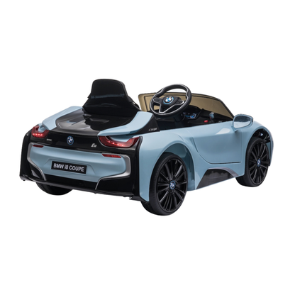 Auto elettrica per bambini BMW i8 Coupé vista di tre quarti da dietro in colore blu, da un'altra angolazione