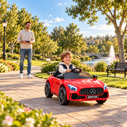 Bambino alla guida dell'auto elettrica per bambini Mercedes AMG GT con un adulto accanto