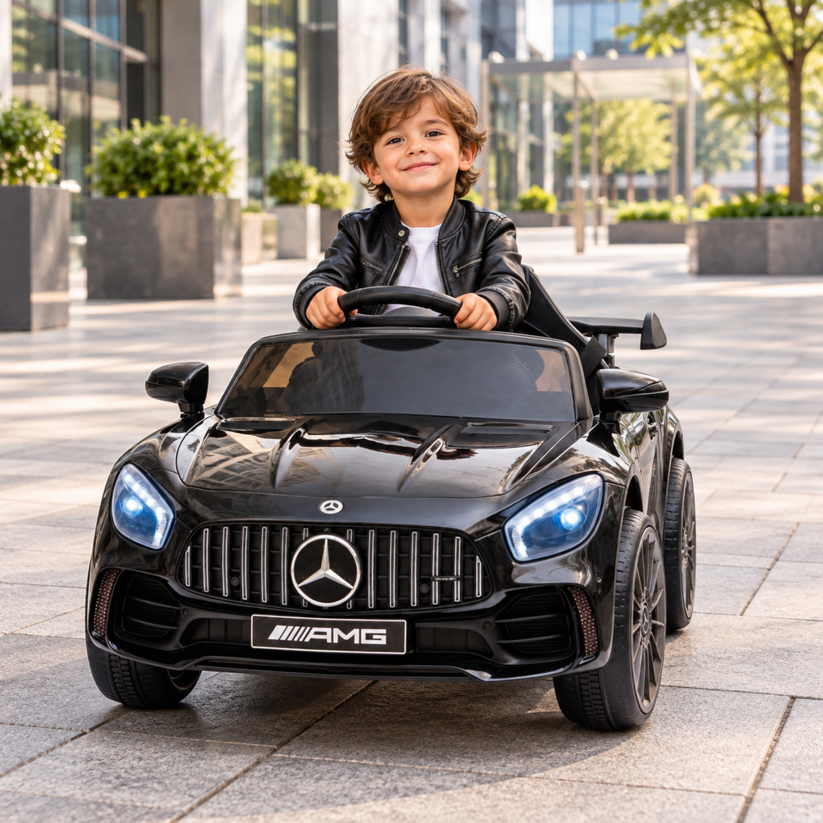 Bambino alla guida dell'auto elettrica per bambini Mercedes AMG GT