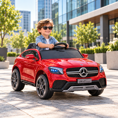 Bambino alla guida dell'auto elettrica per bambini Mercedes GLC Coupé