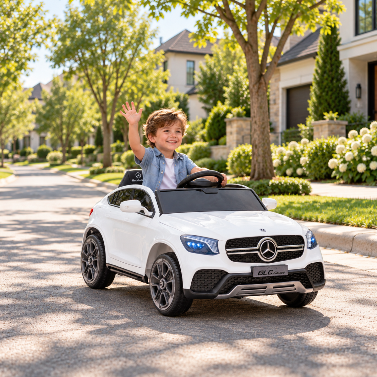 Bambino alla guida dell'auto elettrica per bambini Mercedes GLC Coupé in colore bianco