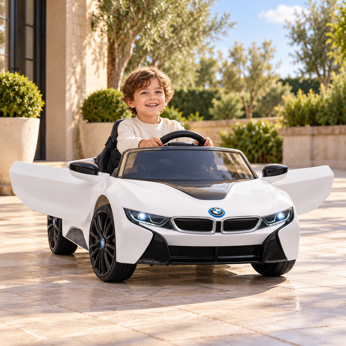 Bambino alla guida dell'auto elettrica per bambini BMW i8 Coupé