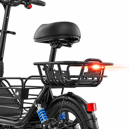 GYROOR C1 Plus visto da dietro di lato con sella, portapacchi, fanale posteriore rosso e ammortizzatore posteriore blu