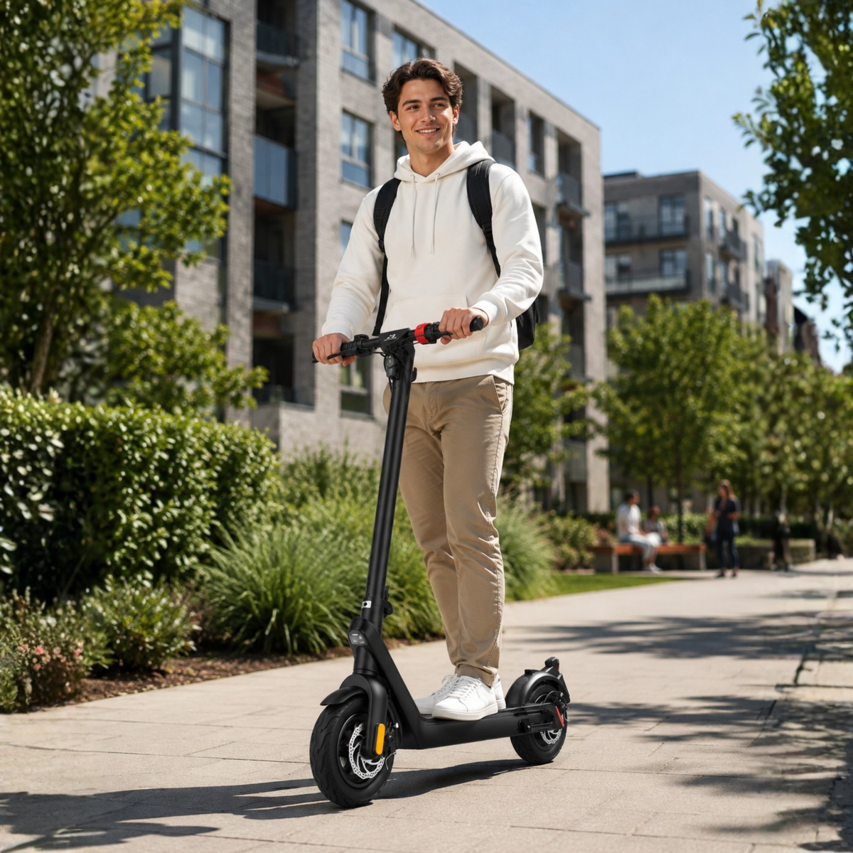 Uomo in piedi con il monopattino elettrico HX X9 Pro Max in un parco