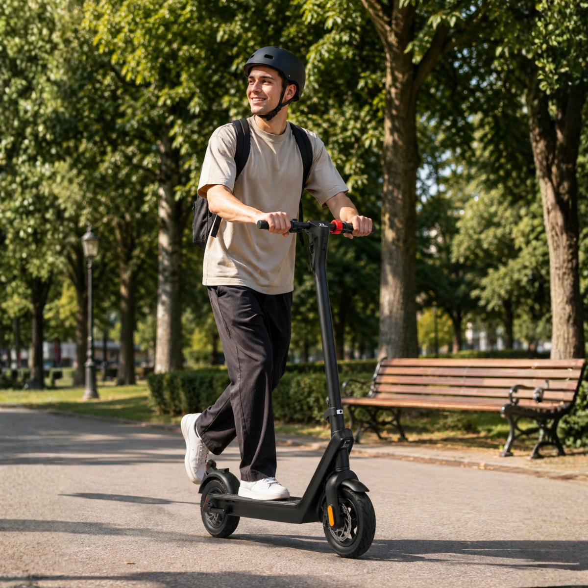 Uomo alla guida del monopattino elettrico HX X9 Pro Max in un parco