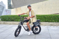 Uomo alla guida della fat bike elettrica Hidoes B9 in città