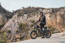 Pilota con la fat bike elettrica LOOKROAD L20 in fuoristrada