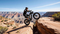 Pilota che salta con la fat bike elettrica LOOKROAD L20
