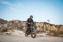 Pilota con la fat bike elettrica LOOKROAD L20 in fuoristrada