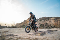 Pilota con la fat bike elettrica LOOKROAD L20 in fuoristrada