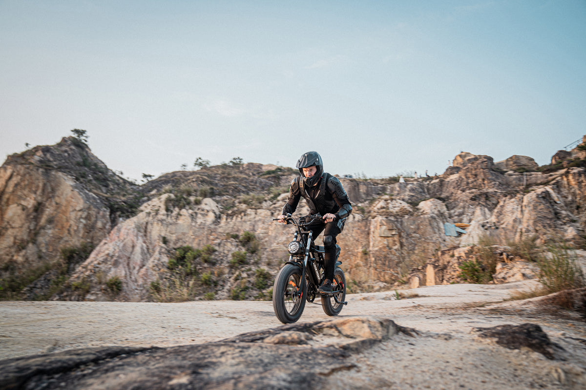 Pilota con la fat bike elettrica LOOKROAD L20 in fuoristrada