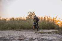 Persona alla guida della fat bike elettrica LOOKROAD L20 su un prato