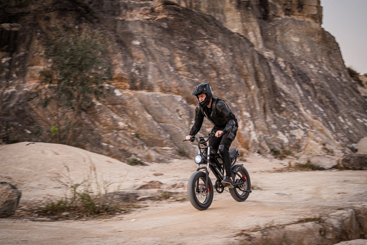 Persona alla guida della fat bike elettrica LOOKROAD L20 su terreno sabbioso