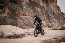 Persona alla guida della fat bike elettrica LOOKROAD L20 su terreno sabbioso