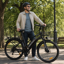 Uomo in piedi con la bici elettrica LOOKROAD L28 in un parco