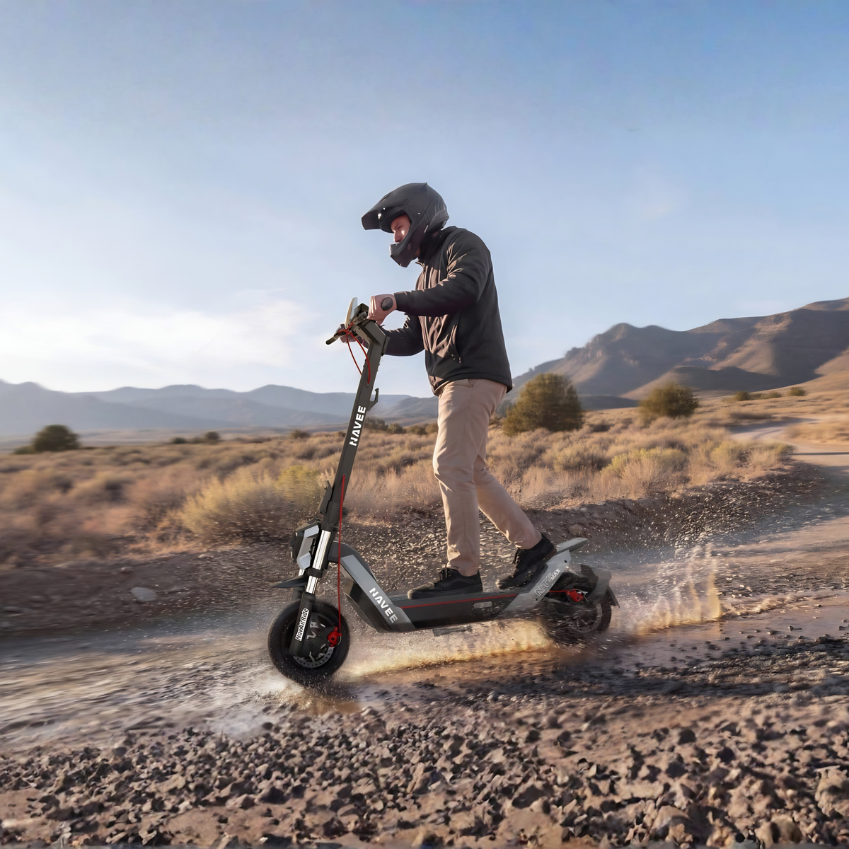 Pilota con il monopattino elettrico NAVEE NT5 Max in fuoristrada su terreno sabbioso