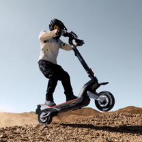 Pilota con il monopattino elettrico NAVEE XT5 Max in fuoristrada