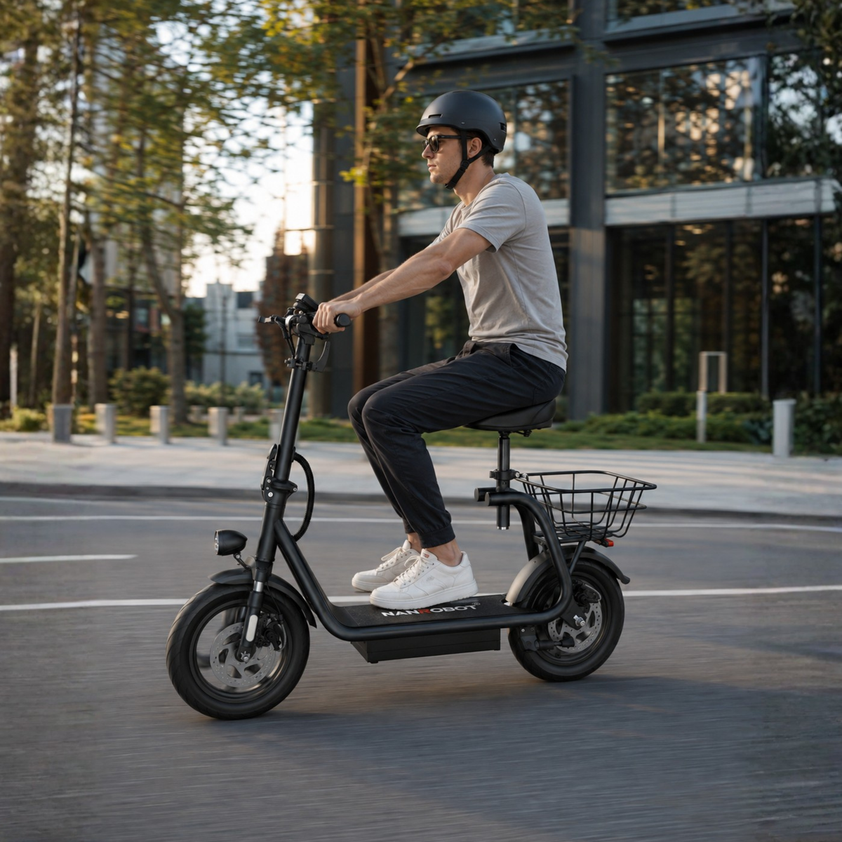 Uomo alla guida del monopattino elettrico Nanrobot M5 in città