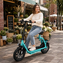 Donna alla guida del monopattino elettrico Nanrobot M5