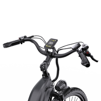 OneSport OT05 Max primo piano del manubrio con display, attacco manubrio e faro anteriore
