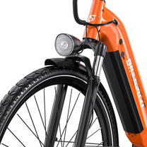 Primo piano di OneSport OT05 Max con telaio arancione, batteria sul telaio, faro anteriore e parafango anteriore
