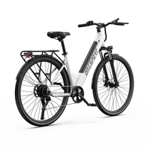 OneSport OT12 Pro, bicicletta elettrica bianca vista posteriore in diagonale dall'altro lato, con sella e portapacchi