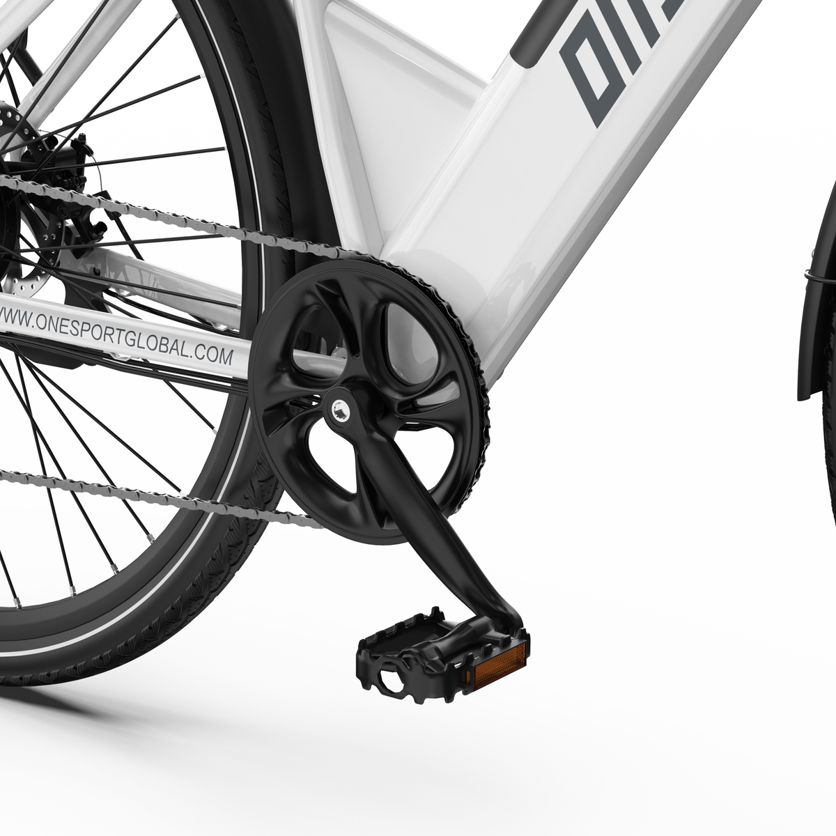OneSport OT12 Pro, primo piano di pedivella, corona e pedale con catarifrangente su telaio bianco