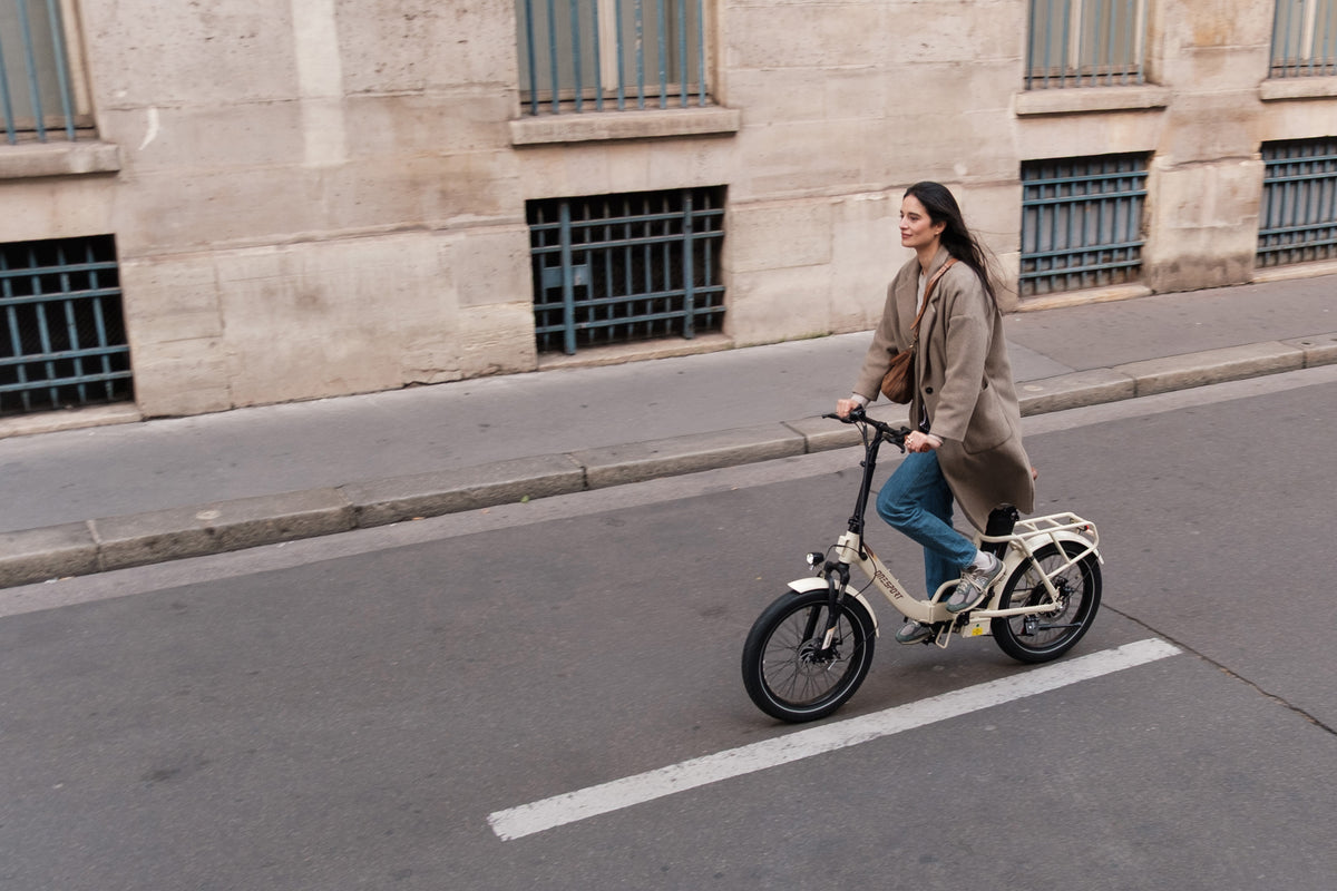 OneSport OT16 Pro: donna in bicicletta su una strada, vista dall'alto in prospettiva laterale