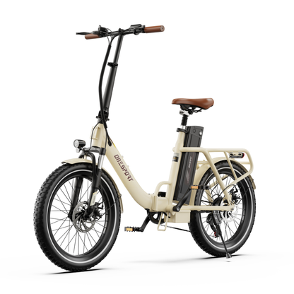 Bicicletta elettrica OneSport OT16 Pro color bianco crema, vista tre quarti anteriore, con sella marrone, manopole marroni e portapacchi posteriore