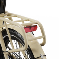 OneSport OT16 Pro, primo piano del portapacchi beige con catadiottro posteriore rosso e parafango posteriore